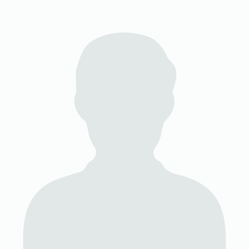 Grijze silhouet van een persoon in borstbeeld, centraal tegen een effen witte achtergrond, zonder zichtbare gezichtskenmerken.