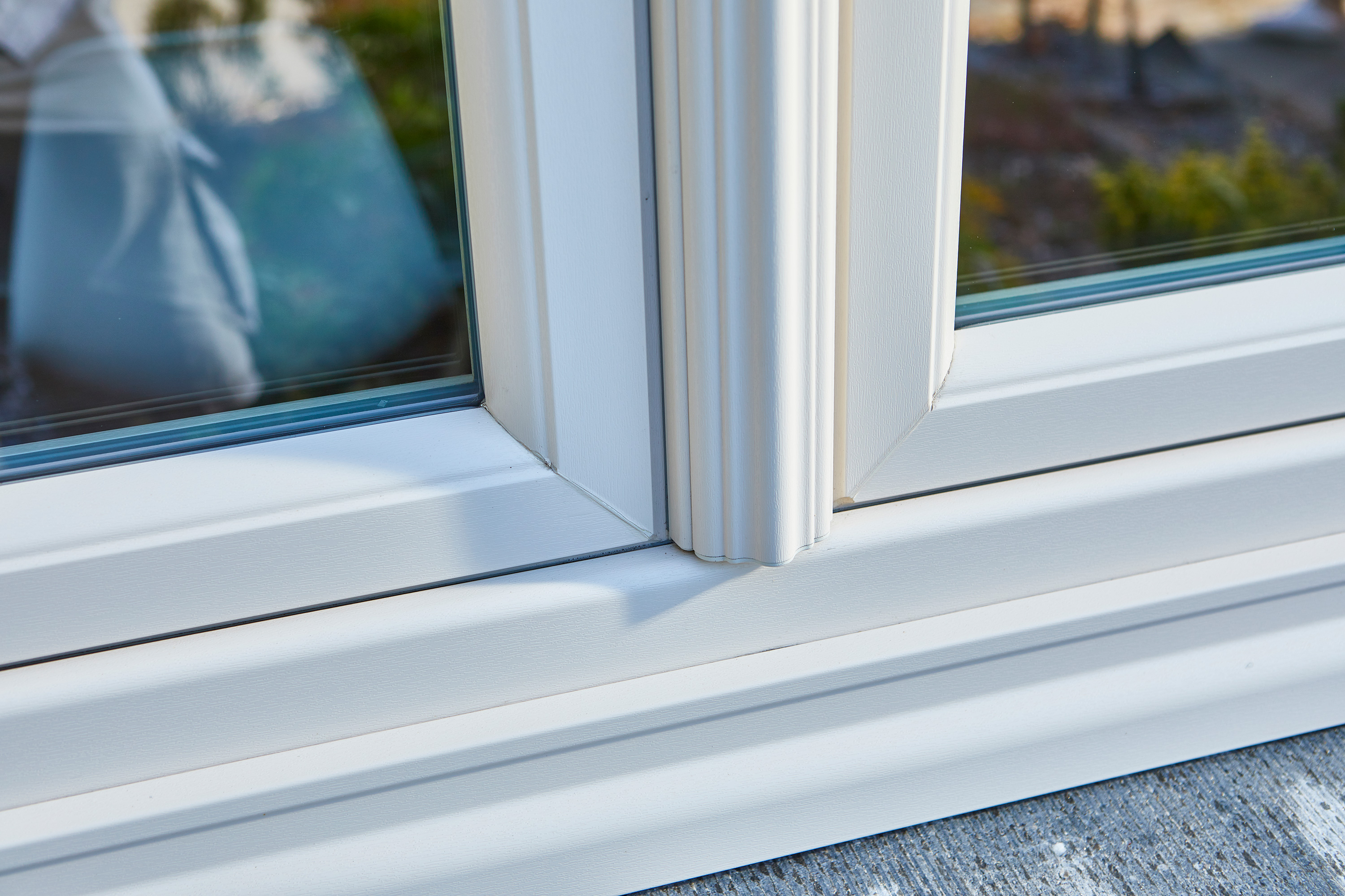 Detail van een raam met twee verticale delen en witte raamprofielen in afwerking Crème NERF (456-5054), passend bij een verfijnde klassieke renovatie.