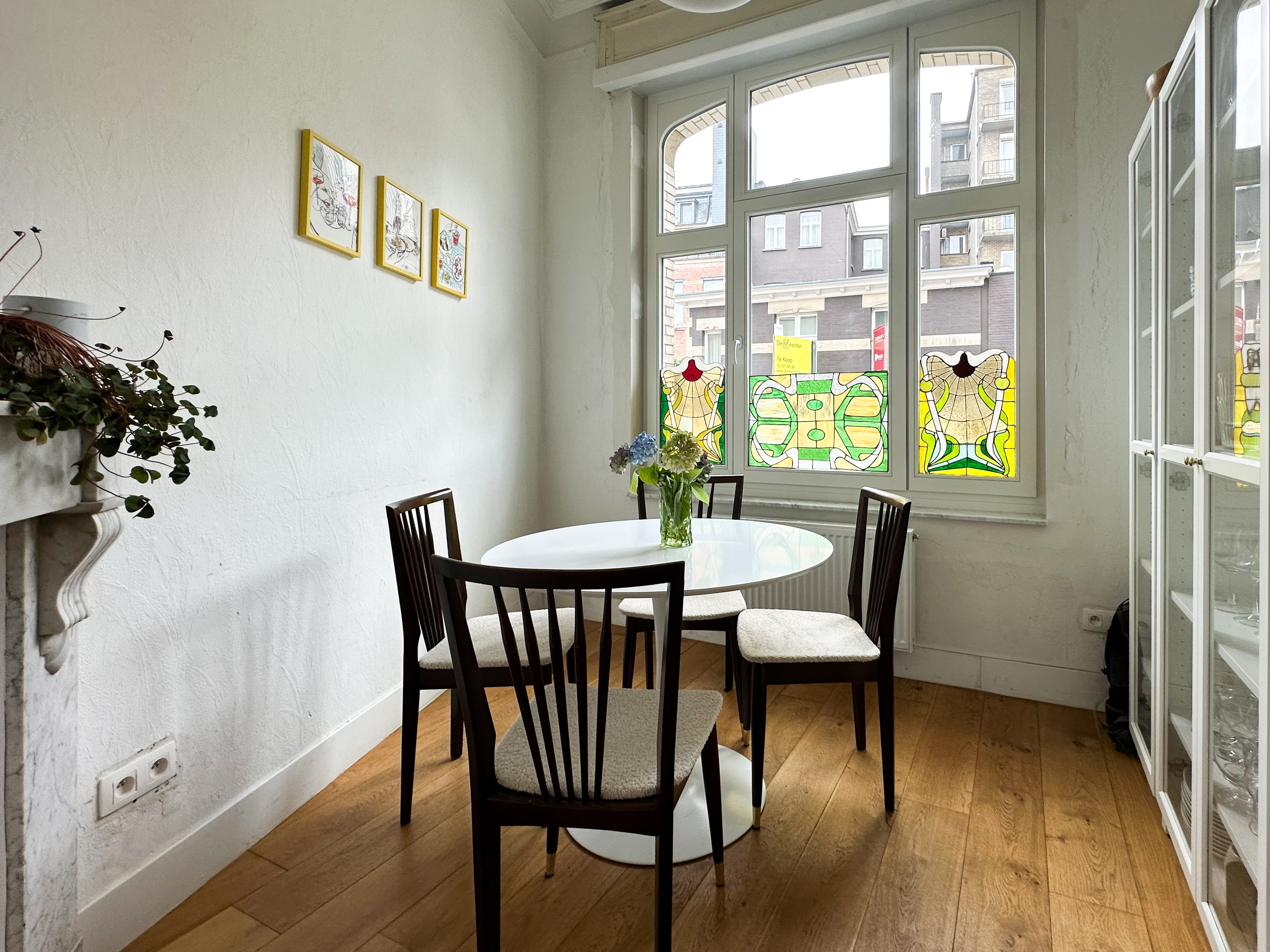 Verfijnd klassieke combinatie van een vast raam, draai-kipraam en raam met bovenlicht in een lichte ruimte met houten vloer.