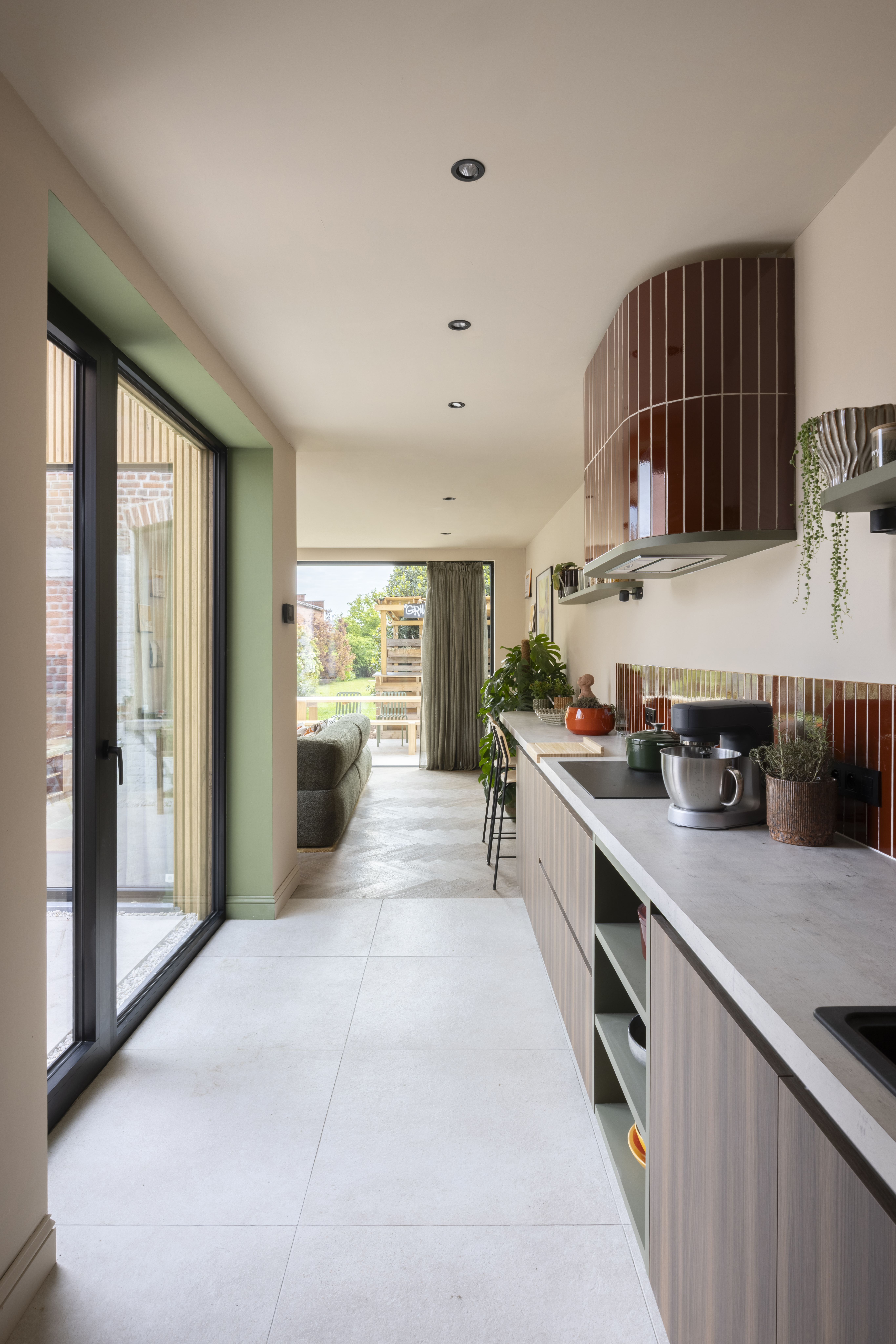 Interieur van een keuken met een diepzwart Komfort EVO small-raam, samengesteld uit een vast raam en een draai-kipraam.