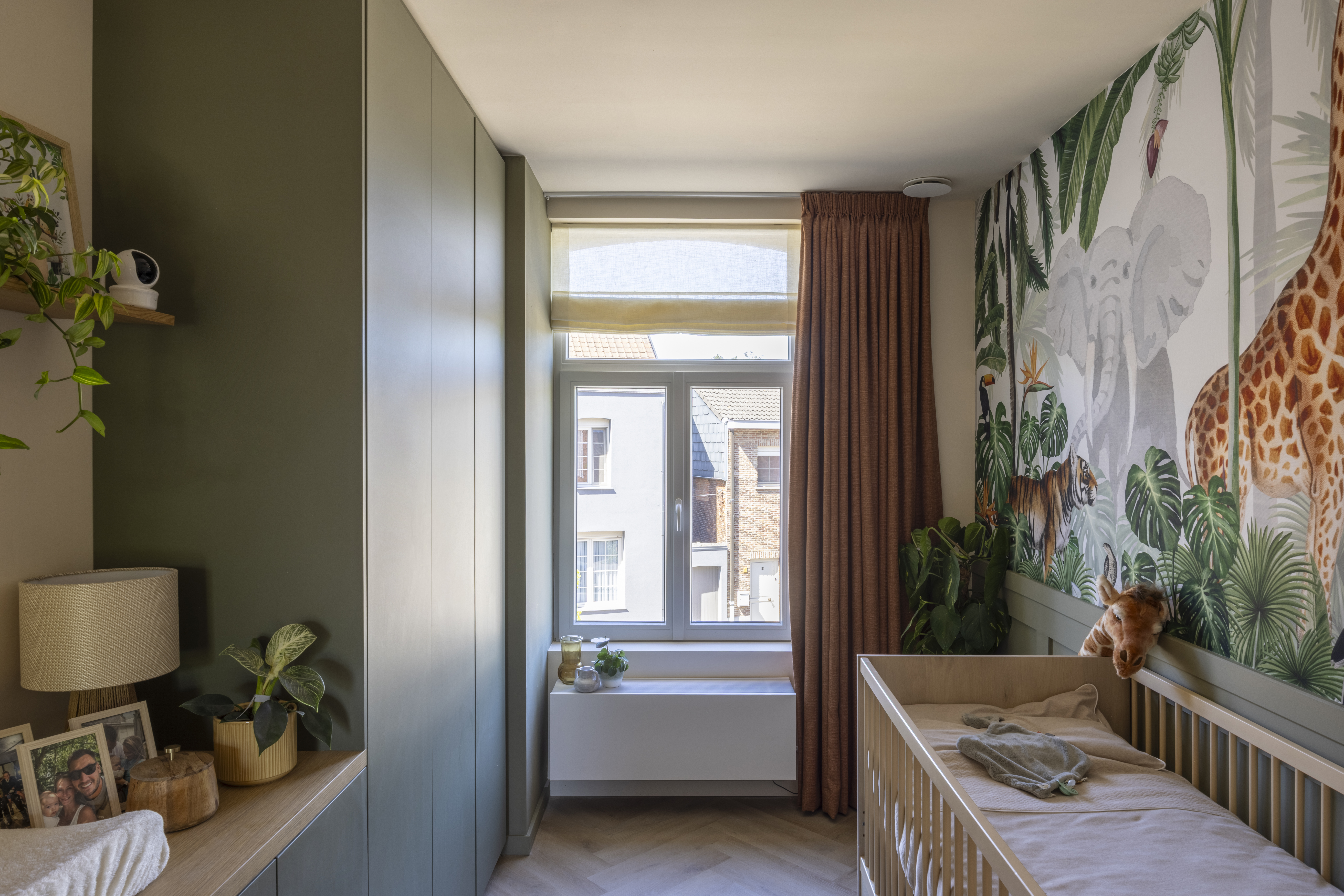 Kinderkamer met een papyruswit raam met bovenlicht, vast raam, dubbel raam en draai-kipraam, naast een kinderbed en junglebehang.