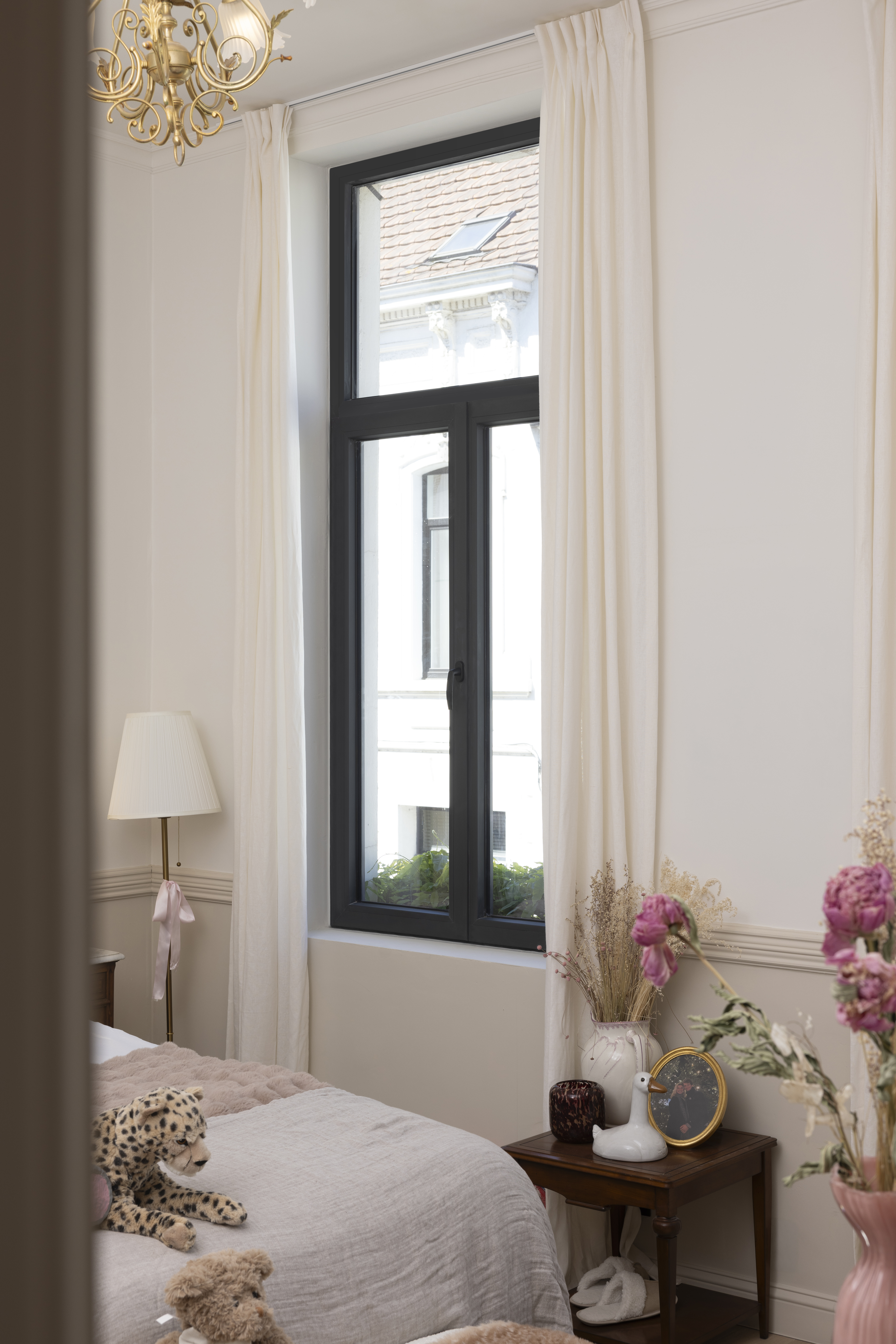 Hoog Komfort PLUS-raam met mat bronzen raamprofielen, bovenlicht, vast raam en draai-kipraam in een lichte slaapkamer.