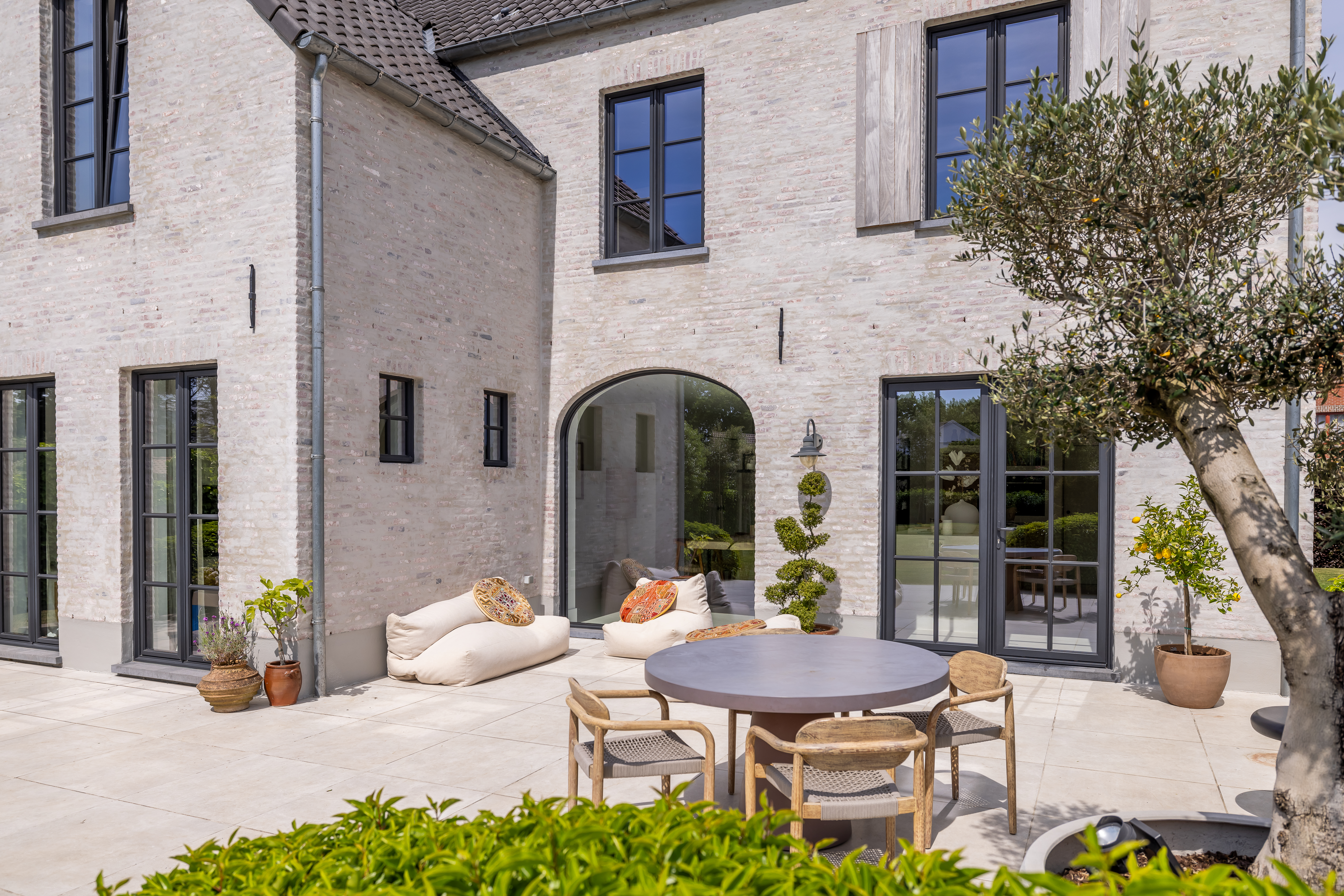 Lichte, warm landelijke nieuwbouwwoning in open bebouwing met zwarte Steellook PLUS small-ramen, vaste, dubbele en draai-kipramen aan een ruim terras.