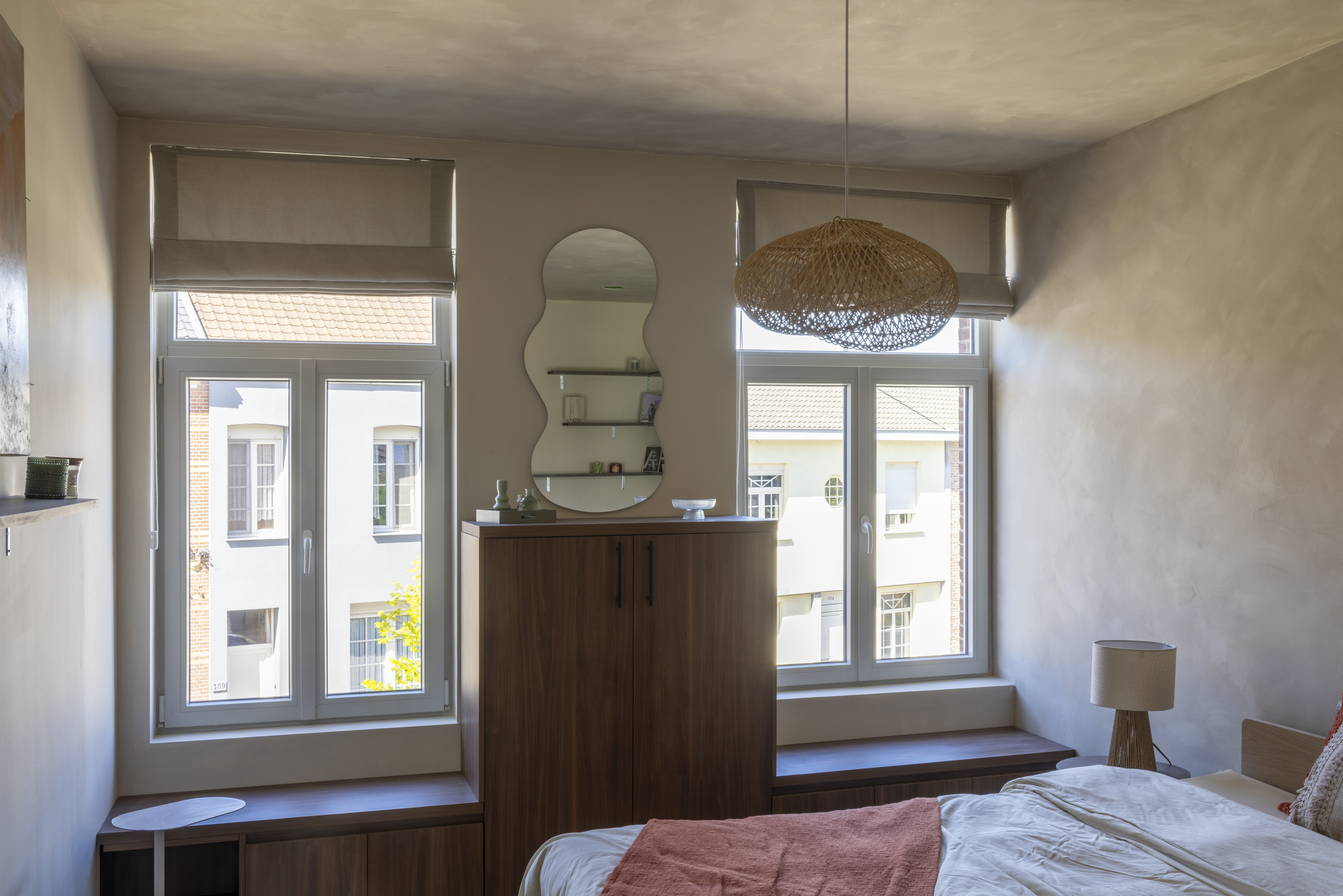 Slaapkamer met papyruswitte Komfort PLUS-ramen in NERF 456-5058: dubbel raam met bovenlicht, vast raam en draai-kipraam.